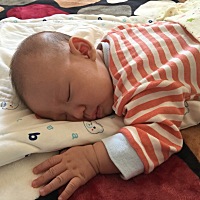 宝宝睡觉一直小胳膊总动，从月子里开始就得专门有人按着胳膊才能睡踏实，现在都养成习惯了，侧躺和平躺...