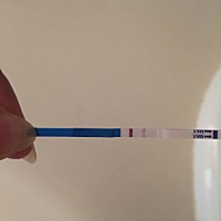 上次月经11号，今天测早早孕有淡淡粉印了，肚子有点不舒服，高龄真是各种担心啊