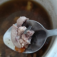 今早吃早饭喝汤时，发现骨头里有一块小刀片，我当时正拿手机要看，随眼瞄了一下自己打算往嘴里送的骨头...