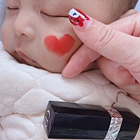这个小宝宝呀，快被妈妈玩坏了