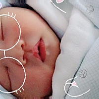 宝宝生下来是单眼皮。我跟宝爸都是双眼皮。  以后宝宝会长成双眼皮吗