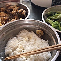 很难理解每天早餐一个样，早上11点前吃午餐，中餐晚餐一个样，但愿时间能快一点我可以出去买早餐