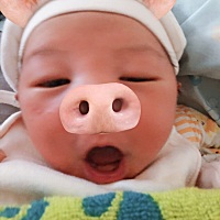 宝宝吃奶时脚乱蹬身体扭动，嘴里还发出使劲的声音然后含着乳头左右动，脸憋的通红还想哭，奶水明明是有...