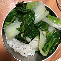 一满月吃这个，没有汤，就一个青菜，大过年，好想妈妈好想家……，真不明白为什么要嫁人，感觉好孤独