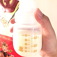 生完就奶水多的宝宝吃不完，一天存两袋奶，怎么办，晚上好困不想起来吸奶