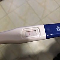 第一张是昨天早上7点多空腹测的，第二张是今天中午12点多吃饭后测的，2次都不明显，不知道是怀了还是没...