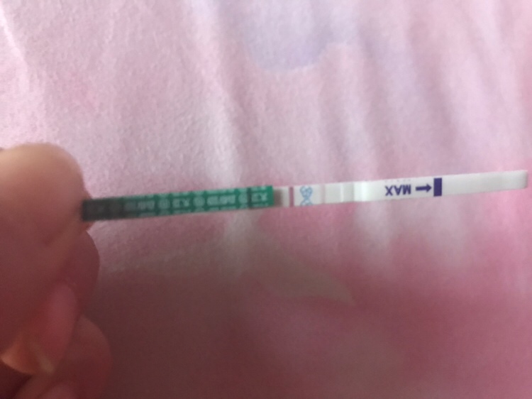 排卵日同房后第九天血检显示HCG小于2,没怀孕。今天第十五天，尿检显示弱阳，请问是什么情况😳