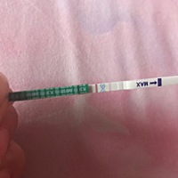 排卵日同房后第九天血检显示HCG小于2,没怀孕。今天第十五天，尿检显示弱阳，请问是什么情况😳