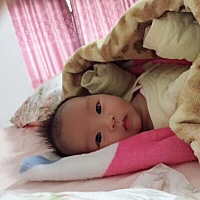 突然翻到月子期间宝宝半夜不睡觉拍的照片，想想真是辛酸，当时月子里宝宝整晚都得让我抱着睡，又困又累...