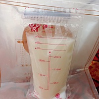 粗略估计一下 一天大概扔掉24袋样子 奶泛滥……哎😂痛苦的奶多