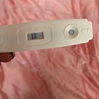 今天来姨妈的。着急早上就赶紧测了一下。不知道是不是怀孕了，大家看一下