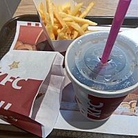 宝宝，请原谅妈妈，迫不及待偶尔吃一点，烤翅＋薯条，还有一杯可乐，怀孕这么久都没吃过这些的，今天去...