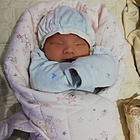 我家宝宝睡觉非要把手这样才睡着，要不然一直阵那脸红啊！！