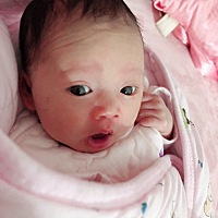 宝宝15天前都很好，不闹，也不需要哄。饿了给她吃，勤换尿不湿即可……可是今天开始莫名的哭，要抱怀里...