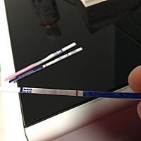 月经过后七天测到的，好不符合逻辑，测了三张都是两条，今天去查血了，Hcg值又显示没怀孕，刚刚测的还是...