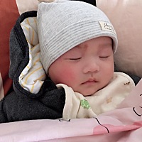 你真的很乖，妈妈很欣慰！每次吃完奶，丢在床上自己就能睡着，不用哄睡，晚上也能睡5.6个小时才喝一次奶...