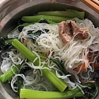 同款米粉12天，不错，今天有虾干，还伴有头发，终于可以变变味