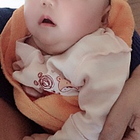 成天不睡觉的小孩孩，抱着能睡一会放下就醒，请问怎么办？