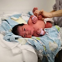 2.7顺产心心念念的小棉袄，无侧切无撕裂！ 预产期2.11，2.6凌晨3点见红，15分钟左右宫缩一次，爬起...