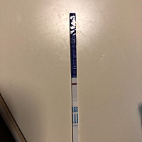 求有经验的宝妈们看看这是不是有一条淡淡的线？十五号左右来大姨妈，现在胸胀疼，是不是来大姨妈之前测...