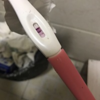 各位亲我请问一下，图片是我昨天早上测量的验孕棒，当时有事没看就急急扔进垃圾桶了，刚刚翻出来发现好...