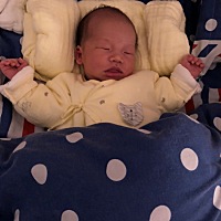 15天的宝宝生日呢舌头，睡觉也伸舌头