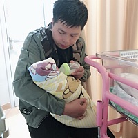 孕晚期老公终于放年假了，放年假20多天对我是寸步不离，大部分家务活也都是老公干的，公公婆婆在老...