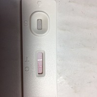 这个是怀孕吗？怎么感觉发亮，是这个验孕棒自己带的反光条吗