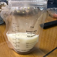 宝宝这才十天，奶水多到喝不完，一只乳房一次就能吸出150ml，每天都用防溢乳垫，还经常溢到衣服湿了。�...