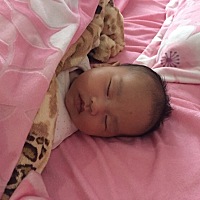 呵呵，可能知道我一个新手妈妈照顾她不容易，喝完牛奶自个玩着玩着就睡了，真是越来越乖了，感恩😄