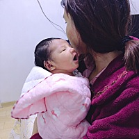 前几天我给他拍嗝 他爸叫他 他竟然回头看他 不是说现在小孩看不见吗……