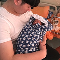 2.17的预产期38➕6生的，凌晨十二点进产房，1点57生出来，全程也算速度，不太辛苦，宝宝体重七斤七...