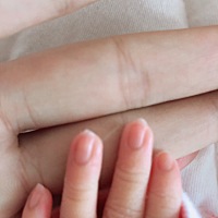 刚出生的小公举，大家都说宝宝是个讲究人，这是专门做了美甲才发动的呀！