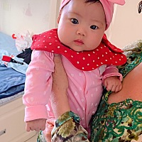 我宝两个月零九天。最近傍晚开始磨人。妈妈说宝宝开始认人了。认妈妈了。找到妈妈就不哭了。我才忙的备...