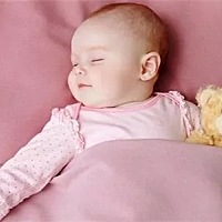 婴儿哪种睡姿最安全？5月3日，于温哥华举办的加拿大儿科学术协会年会上公布的一项研究成果表明，仰...