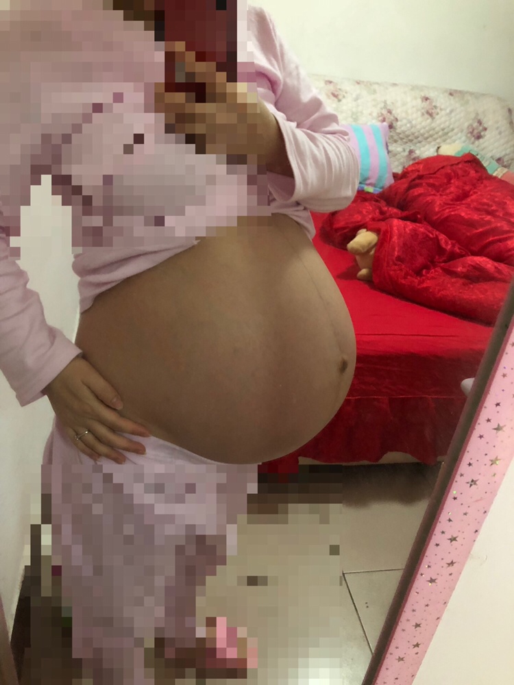 36周的肚子，感觉快要撑破了一样😞好想快点发动啊！每天走路都累！宝妈们觉得我这肚型是男还是女呢？😂