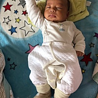 满月后，动不动就吐奶，尤其是刚喂完奶，动一下就全吐出来了，衣服一天都要换好几套，但是吐完也没见宝...