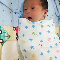 宝宝两天，刨腹，手术前紧张害怕，过程虽然有麻药，但能清楚感觉到宝宝被抱出，然后听见清脆的哭声，手...