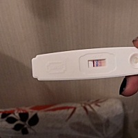 上上个月吃了避孕药，上个月来月经来了2天特别少，这个月推迟了6天了已经，医生说上个月可能是假月经…...