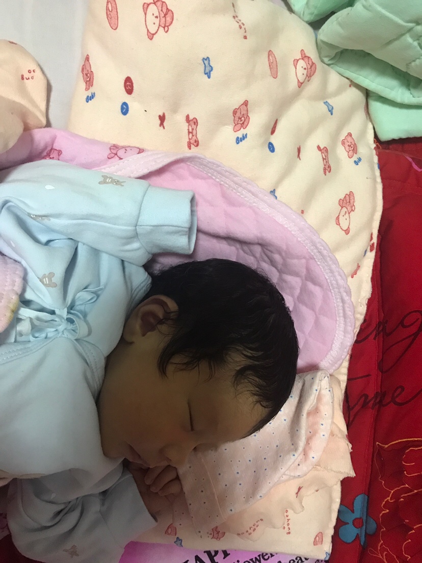 宝妈们给宝宝睡头型嘛？我家宝宝后脑勺确实尖啊，放正她又扭过来。。她已经自己会动脖子了🤣，怎么能让她睡个好头型啊，稍微差多就可以了。