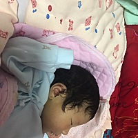 宝妈们给宝宝睡头型嘛？我家宝宝后脑勺确实尖啊，放正她又扭过来。。她已经自己会动脖子了🤣，怎么能...