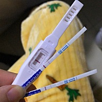 宝妈们看下我的试纸颜色，这是这两天测的颜色都是这么浅，有什么问题吗，心里毛毛的排卵期二号那天，到...