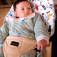 出生8斤6两，现在不到两个月。