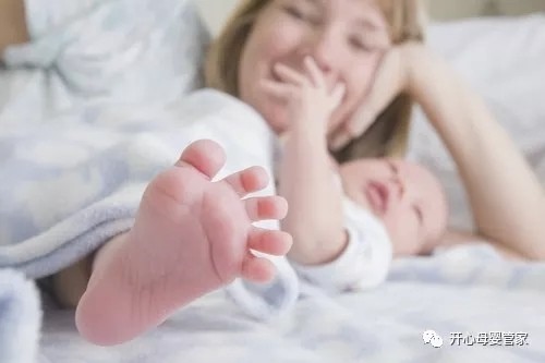 宝宝为什么最喜欢妈妈，你知道吗？

01
宝宝爱你，因为……你的味道最好闻！刚出生没几天，宝宝就能辨认出你的气味，闻到就很安心。

宝宝生来就有敏锐的嗅觉，他用嗅觉和其他感官一起来识别你，并在脑海里勾画一个妈妈的形象。

你可以：如果你要离开宝宝一小会儿，拿一个带有你的气味的东西放在他身边，就能够安慰他。

02
宝宝爱你，因为……你的面孔吸引着他,打出生的那一刻起，他就无法把视线从你身上移开。

3天大的宝宝就能够在周围的人群中认出你。一看到你，他的眼睛就会睁得更大——这是他爱你的另一个标志。

你是宝宝世界的中心。自从来到这个世界上，宝宝就努力跟你建立联系。他喜欢看你的眼睛，如果你也充满爱意地看着他，他会有意识地盯着你。

你可以：宝宝离你20~25厘米远时，看你看得最清楚。所以，温柔地抱着他，看看他眼里的爱吧！

03
宝宝爱你，因为……你是他最好的榜样,无论你做什么，宝宝都想学——他是在告诉你，他想跟你一样。宝宝是天生的模仿者，他视你为他的第一个也是最重要的一个榜样，模仿你是他的重要功课。

你可以：如果你的表情稍微夸张一些，宝宝就更容易学。保持一个表情，等着宝宝学。你还可以晃晃手指头或是拍拍手。他还喜欢听你一遍又一遍地唱同一首儿歌。你可以在唱歌的时候拉着他的手晃动，让他有参与其中的感觉。

04
宝宝爱你，因为……你的声音最好听，无论你是在小声说话，还是随便哼着歌儿，宝宝都能辨认出你的声音，因为他爱听！

宝宝很小的时候就很喜欢听你的声音，所以，从第一天起就跟他说话吧，别不好意思。跟他说说四周都是些什么东西，说说你正在做什么。只要你在附近，他都会感到安心，就算他看不到你，但也能听见你的声音。

你可以：宝宝还喜欢听你唱歌。选择有节奏有韵律的歌曲，对于他以后说话有帮助。你现在跟他说的话越多，他将来的词汇量就越大。宝宝啊啊哦哦地跟你说话，是在鼓励你继续聊天。