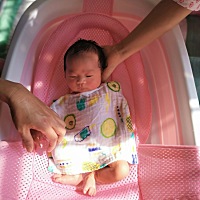 今天第一次在家洗澡澡🛀～宝宝一动不动的，简直不要太舒乎了呦～ 都说第一次洗澡决定了宝宝爱不爱洗澡...