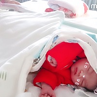 大宝贝，你的妹妹出生啦！你什么时候才能回来和我们团聚，老爸老妈爷爷奶奶都很想你！