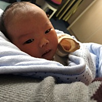 我跟孩子她爸是双眼皮大眼睛，结果生了个女宝宝还是个单眼皮，肿眼泡，都五天了。还没有一点改变，不知...