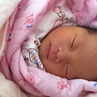 女宝宝今天出生第六天了，吃奶很少，总是睡觉正常吗？今天早上七点喂奶，到1点了没有吃，中间喂了一次药...