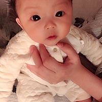 2个月23天 拍照时候手机在哪就往哪看 会找镜头了🤣 正好练习抬头！ （长大了，裤子都短了）