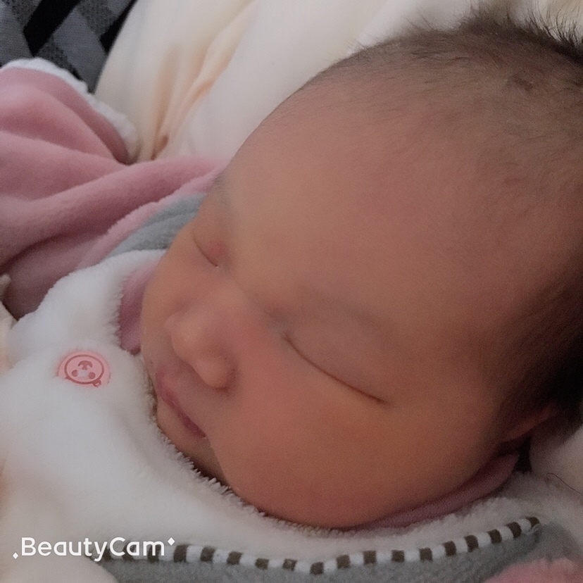 女宝，四天啦，出生时6.9斤